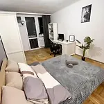 Comfortable 3 Bedroom Flat Next To Q22 Building Βαρσοβία