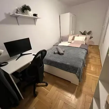 Apartment Comfortable 3 Bedroom Flat Next To Q22 Building